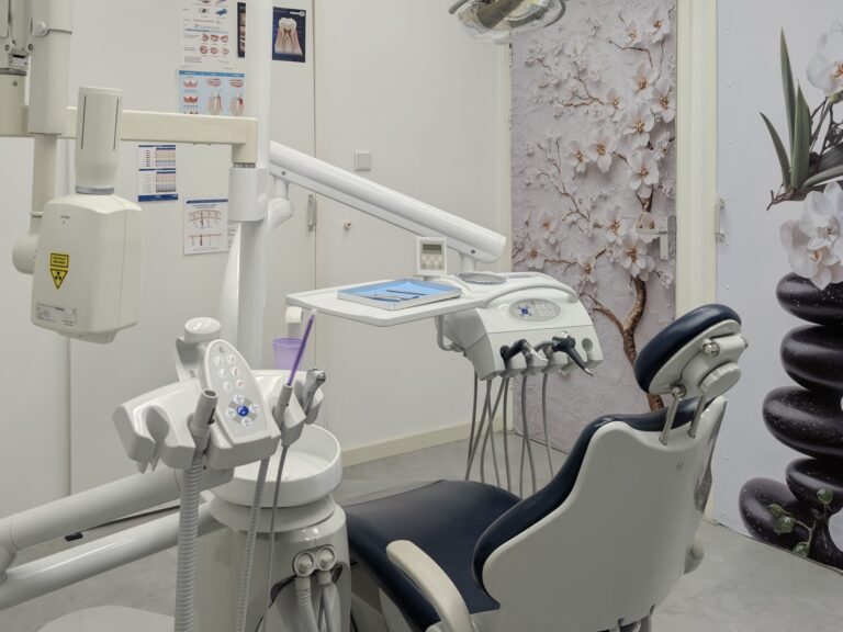shiny-smile-dentist-clinic-inside-scaled.jpg